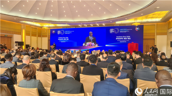 塞內(nèi)加爾駐華大使致辭。人民網(wǎng)記者 萬(wàn)宇攝