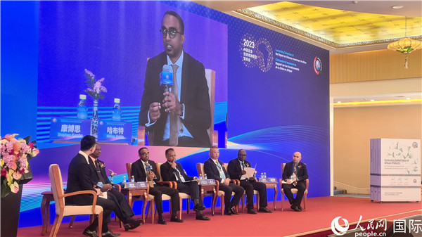 與會(huì)嘉賓展開(kāi)座談。人民網(wǎng)記者 萬(wàn)宇攝