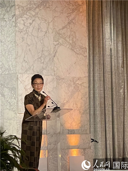 方李邦琴在頒獎(jiǎng)臺(tái)上。人民網(wǎng)記者 鄧圩攝