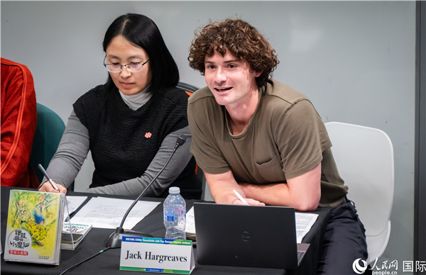 4、英國(guó)漢學(xué)家沈如風(fēng)對(duì)中國(guó)文學(xué)譯作的未來充滿期待。郭錦標(biāo)攝