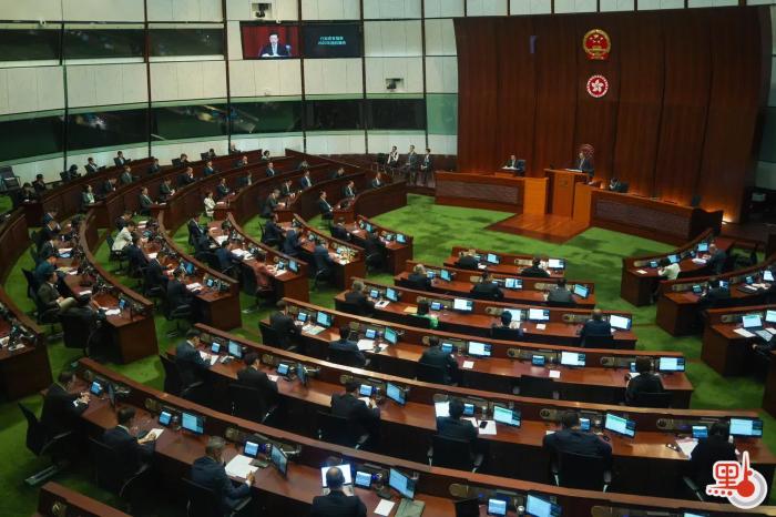 李家超在立法會宣讀新一份施政報告。圖片來源：香港“點新聞” 麥鈞杰 攝