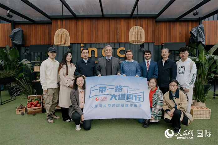 在烏拉圭第118屆普拉多牧農(nóng)業(yè)國(guó)際博覽會(huì)上，烏拉圭國(guó)家肉類(lèi)協(xié)會(huì)主席與人民網(wǎng)記者合影。人民網(wǎng)記者 張若涵攝