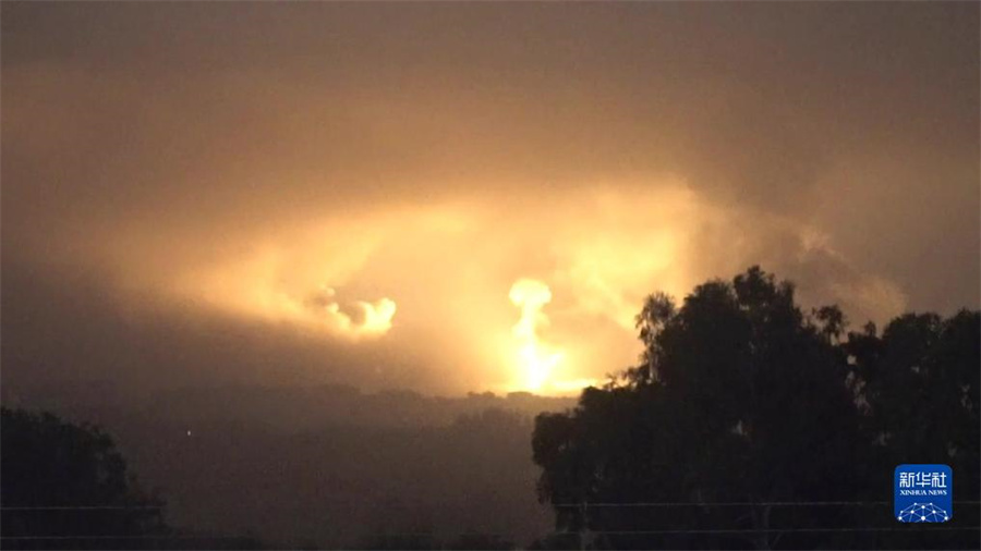 這張從以色列國(guó)防軍發(fā)布視頻中截取的圖片顯示，10月27日晚，以軍進(jìn)入加沙地帶開(kāi)展地面行動(dòng)。新華社發(fā)