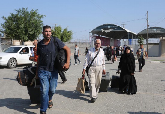   11月1日，人們?cè)诶诎都由骋粋?cè)準(zhǔn)備前往埃及。新華社發(fā)（哈立德·奧馬爾攝）