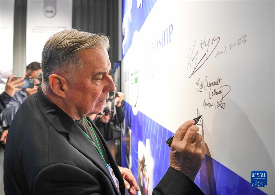 11月1日，美中航空遺產(chǎn)基金會(huì)主席格林在重慶史迪威博物館友誼墻上簽名。新華社記者 王全超 攝