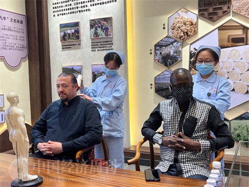   （外媒記者爭(zhēng)先恐后體驗(yàn)艾灸，直呼神奇。中國(guó)經(jīng)濟(jì)周刊記者 郭志強(qiáng) 攝）