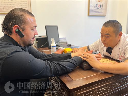   （外媒記者走進(jìn)中醫(yī)堂，問診中醫(yī)名師。中國(guó)經(jīng)濟(jì)周刊記者 郭志強(qiáng)攝）