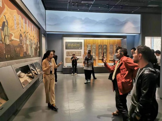  2023“一帶一路”媒體合作論壇聯(lián)合采訪團(tuán)參觀中國(guó)藥都中醫(yī)藥博物館。（本報(bào)記者 黃超攝）