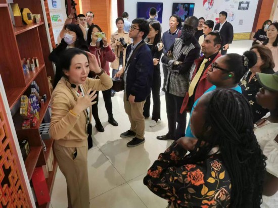 2023“一帶一路”媒體合作論壇聯(lián)合采訪團(tuán)參觀仁和863科技園產(chǎn)品展示區(qū)。（本報(bào)記者 黃超攝）