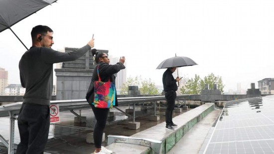   2023“一帶一路”媒體合作論壇聯(lián)合采訪團(tuán)參觀國(guó)家電投江西公司分宜電廠光伏矩陣。（本報(bào)記者 周歡攝）