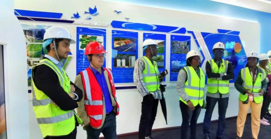   2023“一帶一路”媒體合作論壇聯(lián)合采訪團(tuán)走進(jìn)江西公司新余市綜合智慧零碳電廠展廳。（本報(bào)記者 周歡攝）