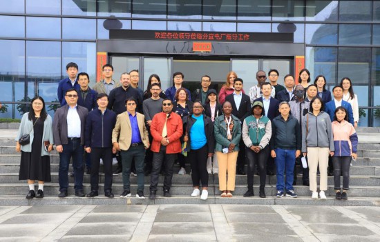   2023“一帶一路”媒體合作論壇聯(lián)合采訪團(tuán)參觀國(guó)家電投江西公司新余市綜合智慧零碳電廠。（受訪者供圖）