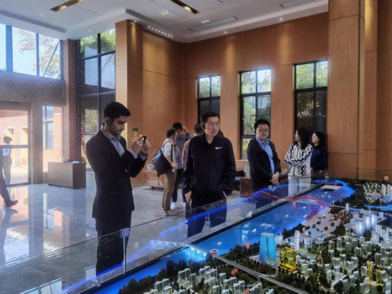 　　10月24日，2023“一帶一路”媒體合作論壇聯(lián)合采訪團團員在清水塘投資集團招商服務中心參觀。本報記者 常雯宜攝