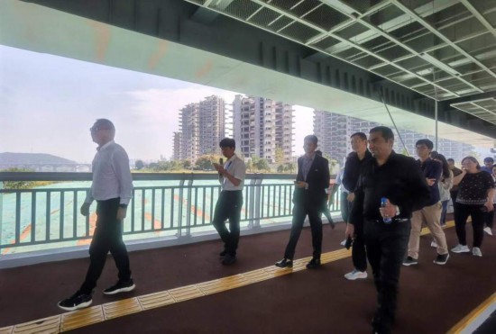 　　10月24日，2023“一帶一路”媒體合作論壇聯(lián)合采訪團團員走在清水塘大橋景觀通道上。本報記者 常雯宜攝