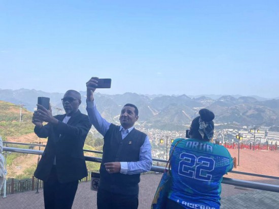 　　外媒記者在天釀景區(qū)拍照留念。本報(bào)記者葉子攝