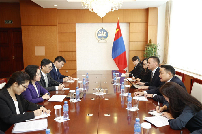 10月31日，中國駐蒙古國大使沈敏娟到任拜會(huì)蒙政府辦公廳主任兼蒙古人民黨總書記阿瑪爾巴伊斯格楞。中國駐蒙古使館供圖