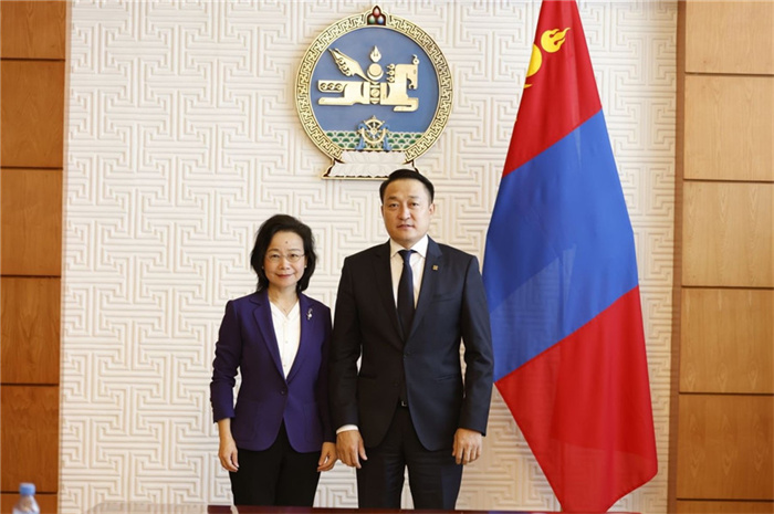 10月31日，中國駐蒙古國大使沈敏娟到任拜會(huì)蒙政府辦公廳主任兼蒙古人民黨總書記阿瑪爾巴伊斯格楞（右）。中國駐蒙古使館供圖