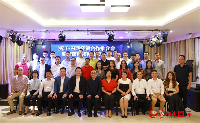 與會(huì)嘉賓合影。人民網(wǎng)記者 陳海琪攝