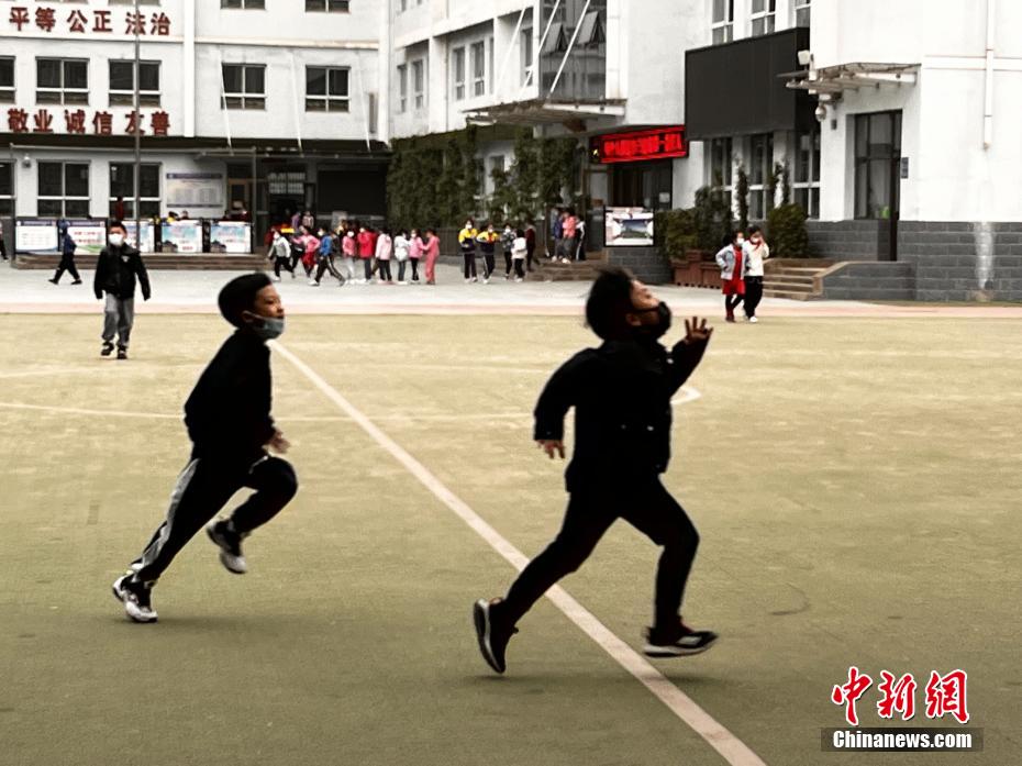 資料圖：學(xué)生們在課間玩耍。