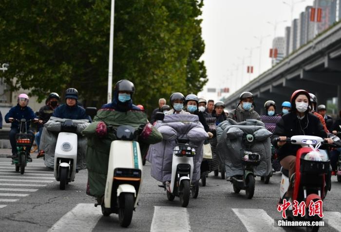 11月3日，河北石家莊迎降溫天氣，市民“捂”裝出行。 <a target='_blank' href='/'><p  align=