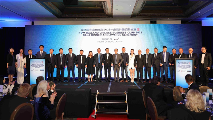 新西蘭華商聯(lián)合總會(huì)首批會(huì)員代表上臺(tái)亮相。攝影：張凱