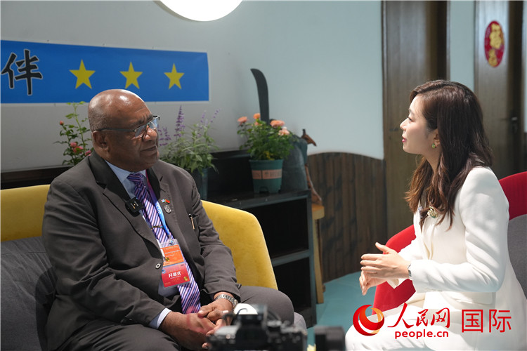 斐濟(jì)副總理兼貿(mào)易部長(zhǎng)卡米卡米加接受人民網(wǎng)記者專訪。人民網(wǎng)記者 吳超嵐攝