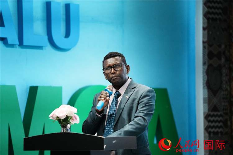 所羅門群島總理代表吉姆森·菲奧·塔南噶達發(fā)表致辭。人民網(wǎng) 彭昱凱攝