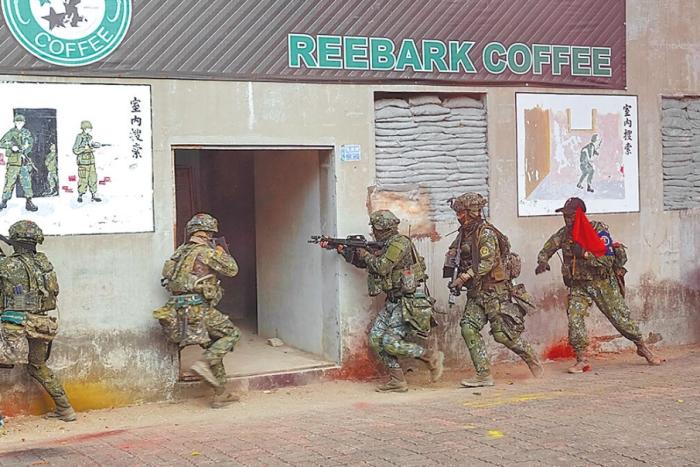 圖為2022年臺陸軍步訓(xùn)部學(xué)員模擬城鎮(zhèn)戰(zhàn)。圖片來源：臺灣《中國時報》。