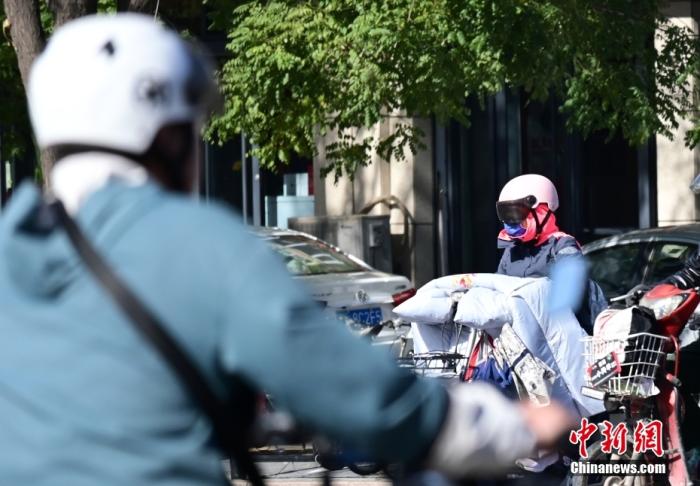 石家莊街頭，市民紛紛穿上厚厚的外套“捂”裝前行。 <a target='_blank' href='/'><p  align=