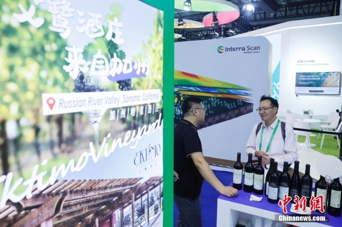 11月6日，參觀者與展臺工作人員交流。當(dāng)日，第六屆中國國際進(jìn)口博覽會在國家會展中心(上海)舉行。據(jù)上海美國商會官網(wǎng)消息，為進(jìn)一步加強(qiáng)中美經(jīng)貿(mào)聯(lián)系，上海美國商會與美國農(nóng)業(yè)部合作參展2023年第六屆中國國際進(jìn)口博覽會。今年是美國政府首次設(shè)立官方展館。<a target='_blank' href='/'><p  align=