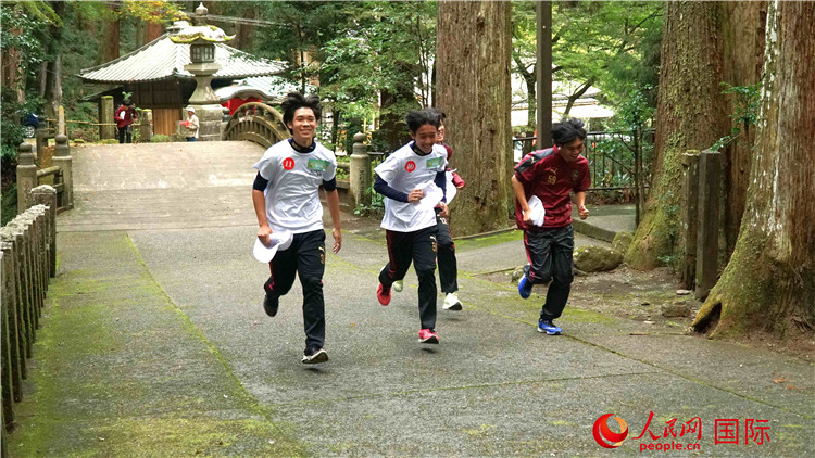中日青少年在百年古剎里奔跑，揮灑青春的汗水。人民網(wǎng) 蔣曉辰攝