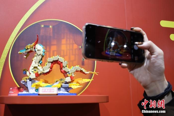 第六屆中國國際進(jìn)口博覽會舉行，消費品展區(qū)展出以生肖龍為題材的中國元素產(chǎn)品。<a target='_blank' href='/'><p  align=