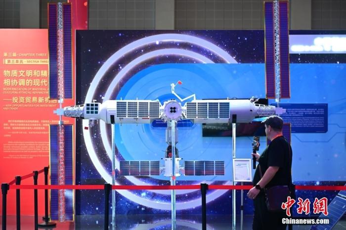 11月5日，觀眾在進(jìn)博會中國館參觀拍攝中國空間站模型。<a target='_blank' href='/'><p  align=
