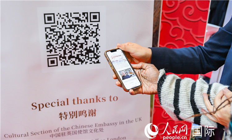 觀眾掃碼《我們的中國故事》系列視頻。人民網 郭錦標攝