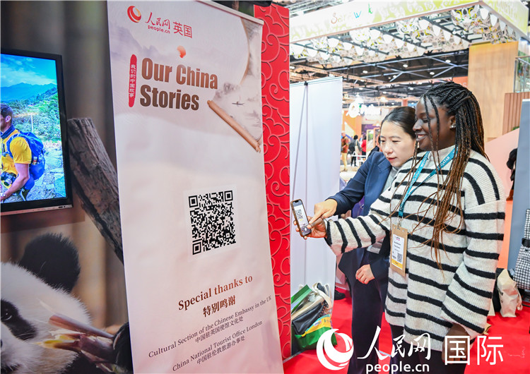 觀眾掃碼《我們的中國故事》系列視頻。人民網 郭錦標攝