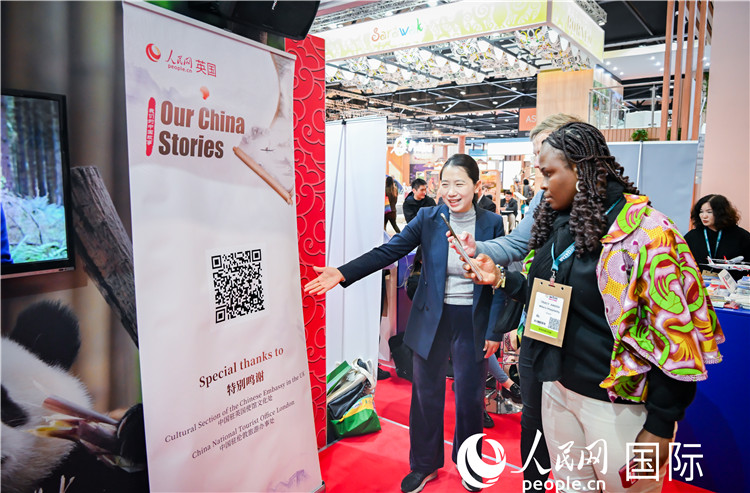 觀眾掃碼《我們的中國故事》系列視頻。人民網 郭錦標攝