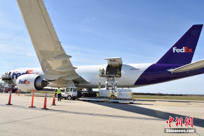 當(dāng)?shù)貢r間11月8日，美國華盛頓史密森學(xué)會國家動物園的大熊貓“美香”“添添”和它們的幼崽“小奇跡”乘坐的專機從華盛頓杜勒斯國際機場起飛前往中國成都。圖為裝有大熊貓的特制“旅行箱”正在運上專機。<a target='_blank' href='/'><p  align=