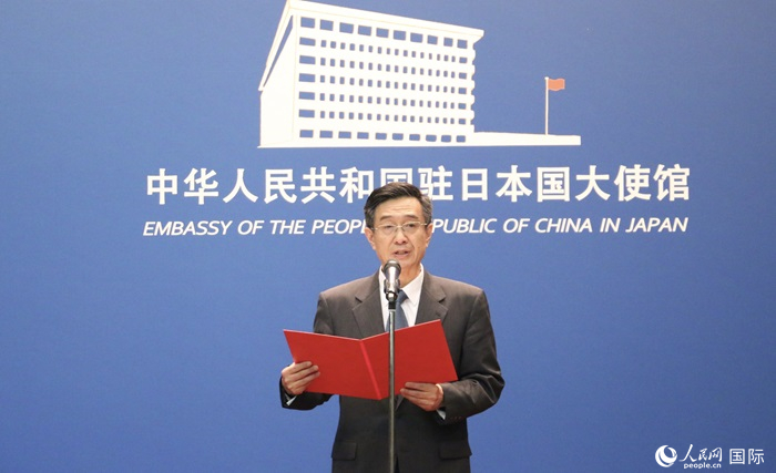 中國駐日本大使館教育處公使銜參贊杜柯偉宣讀獲獎人員名單。人民網(wǎng) 許可攝