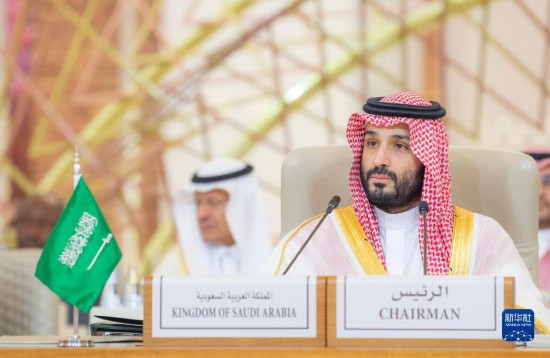 11月10日，在沙特首都利雅得，沙特阿拉伯王儲(chǔ)兼首相穆罕默德·本·薩勒曼在首屆沙特阿拉伯-非洲峰會(huì)上講話。新華社發(fā)（沙特通訊社供圖）