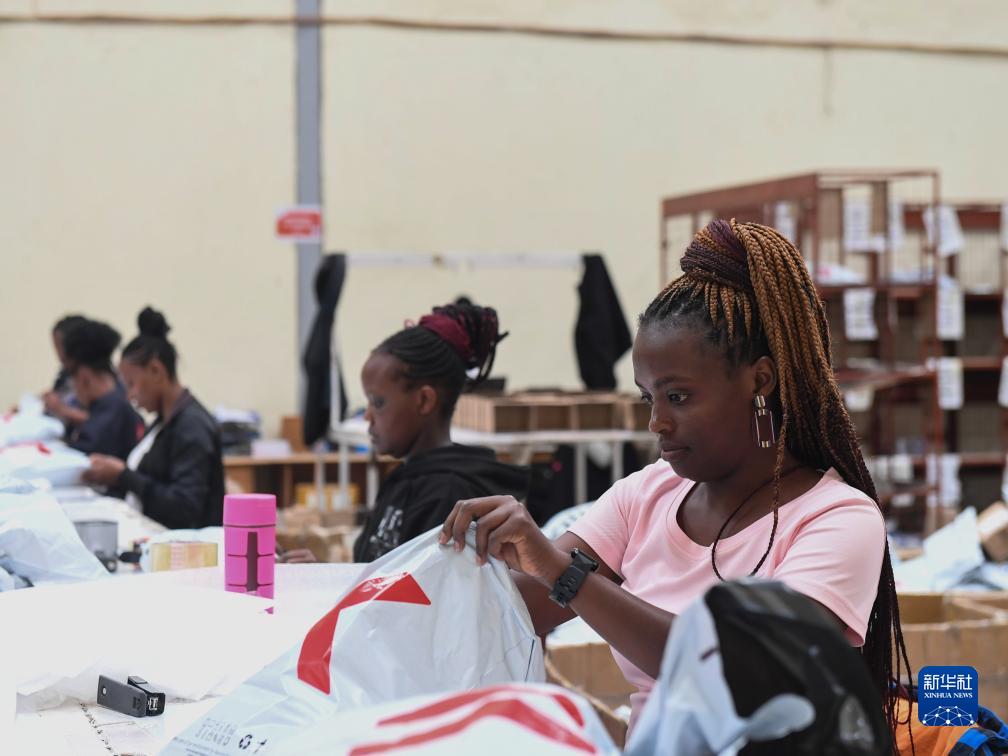 11月10日，在肯尼亞姆洛隆戈，Kilimall員工在倉庫內包裝商品。新華社記者 李亞輝 攝