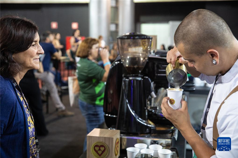 11月9日，咖啡師在巴西貝洛奧里藏特舉行的咖啡周上為參觀者制作咖啡。新華社記者 王天聰 攝
