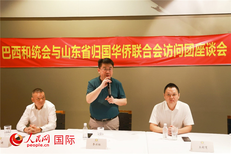 中國僑聯(lián)副主席、山東省僑聯(lián)主席李興鈺（中）在座談會上致辭。人民網(wǎng)記者 陳海琪攝