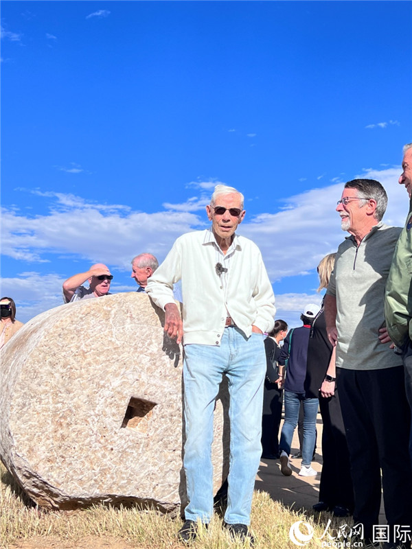 103歲的飛虎隊(duì)老兵哈里·莫耶在云南昆明呈貢機(jī)場(chǎng)舊址的石碾前留影。人民網(wǎng) 趙瞳攝