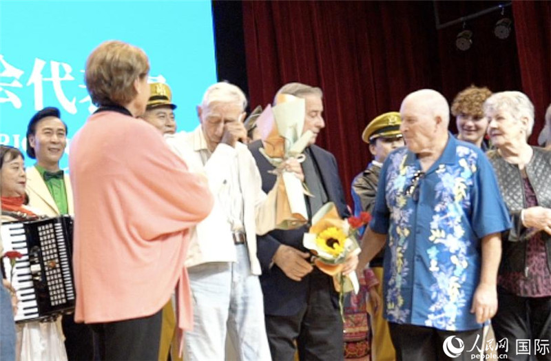 哈里·莫耶和代表團(tuán)其他成員訪問昆明外國(guó)語(yǔ)學(xué)校，觀看講述飛虎隊(duì)開辟駝峰航線故事的音樂劇《翠堤長(zhǎng)虹》，并與學(xué)校師生合唱《友誼地久天長(zhǎng)》。人民網(wǎng) 趙瞳攝