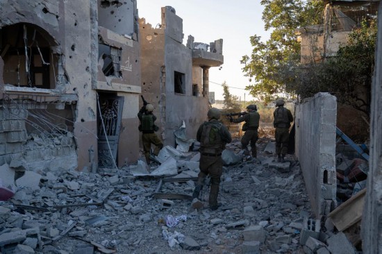 這張以色列國防軍11月12日發(fā)布的照片顯示，以軍地面部隊(duì)在加沙地帶北部開展軍事行動。新華社發(fā)