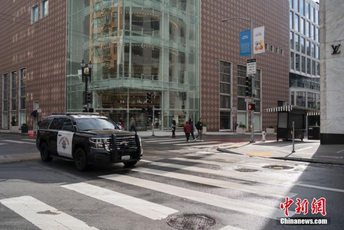 當(dāng)?shù)貢r(shí)間11月13日，美國加州舊金山聯(lián)合廣場周邊剛剛被沖洗過的街道較往常更為整潔。<a target='_blank' href='/'><p  align=