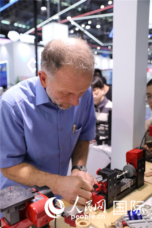 第25屆中國國際高新技術(shù)成果交易會(huì)15日在深圳開幕，圖為展商現(xiàn)場演示精密加工工具。人民網(wǎng)記者 魯揚(yáng)攝