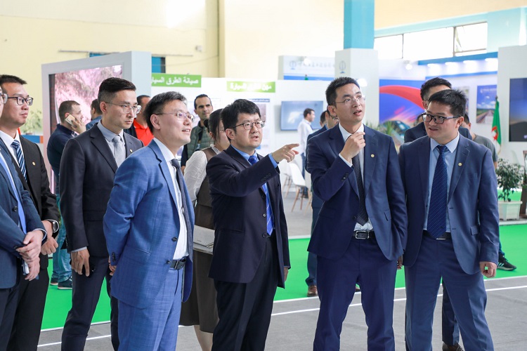 中國(guó)駐阿爾及利亞大使李?。ㄓ胰┮暡熘袊?guó)建筑展位  中國(guó)建筑供圖