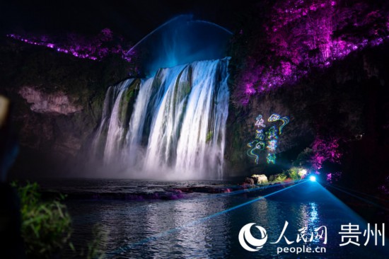 光影中的黃果樹大瀑布。人民網(wǎng) 陽茜攝