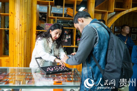 歐亞國家記者拍攝記錄黔東南州施洞鎮(zhèn)民族手工藝品。人民網(wǎng) 陽茜攝